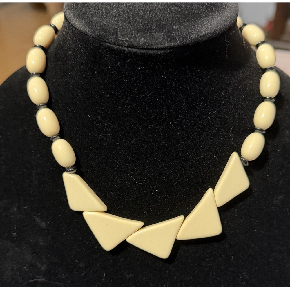 Vintage Unsigned Avon 1987 Color Waves Cream & Black Acrylic Bead Necklace